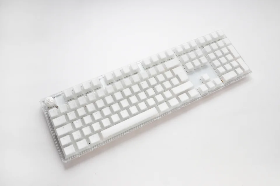Ducky One 3 - Aura White Nordic - Fullsize - Cherry Silent Red- RGB Tastatur — produktfoto
